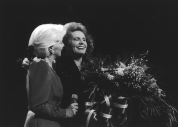 Amália em cena com a actriz Line Renaud. Gala l'Association des Artistes Contre le Sida 